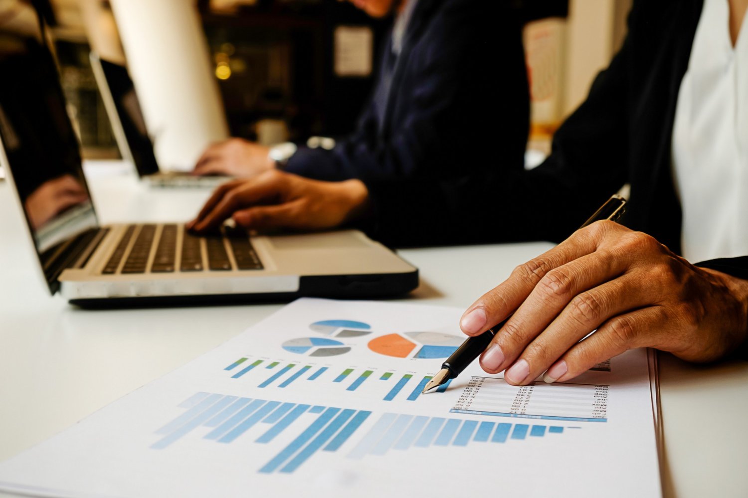 Profissionais em ambiente corporativo discutindo relatórios financeiros.